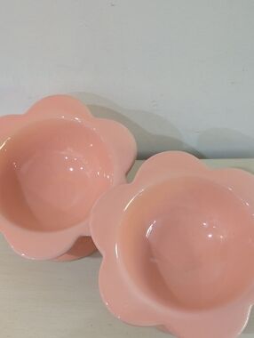 Peach Ceramic Round Flower Shaped Cat Food Bowls (Set Of Two)